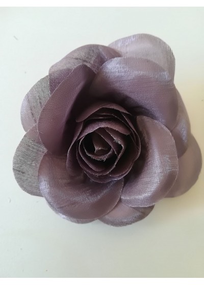 Красива роза за брошка или коса цвят пепелно лилаво